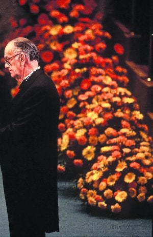 Camilo Jose Cela, recibiendo de manos del rey de Suecia Gustavo Adolfo, el Premio Nobel de Literatura. Un octubre por el que han pasado ya 20 años. / EFE/