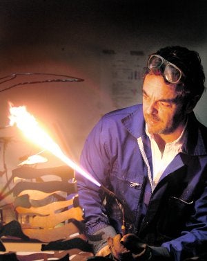 Artista. Miguel Ponticu en su estudio de Somió, rematando una escultura de acero cortén. / Álex piña/