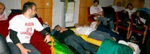 Agentes de la Policía Local de Carreño, con sacos de dormir, en el salón de plenos del Ayuntamiento, donde permanecen encerrados. / P. G.-P./