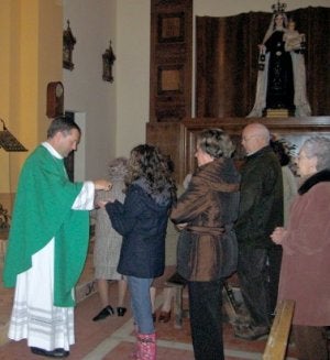 Berzosa ofrece la comunión a los fieles . / D. D./