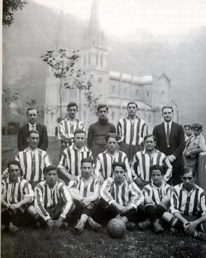 Meana (derecha), con Emilio Prendes 'Moyano', Cuesta, Armando, Prida, Bolado, Bango, Menéndez 'Barrosu', Corsino, Dominguín, Loredo, Morilla, Ramón Herrera, Pin y Argüelles. ::
J. CUESTA/