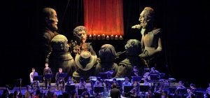 Los títeres de grandes dimensiones se superponen a la orquesta en esta original propuesta. ::
E. C./