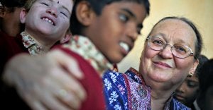 Anna Ferrer, junto a los niños a los que ayuda y alegra en Anantapur. «Hemos conseguido escolarizar al 100% de los discapacitados», celebra. :: ÁLVARO YBARRA/