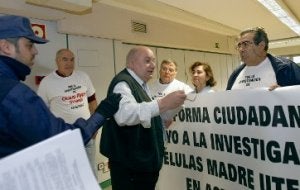 Un policía interpela a los miembros de la plataforma, ayer, en las oficinas de la Seguridad Social. ::
J. BILBAO/