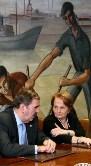 César Figaredo conversa con la alcaldesa de Gijón, ayer. ::
ÁLEX PIÑA/
