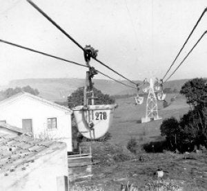 Imagen antigua de las vagonetas por el tendido de cableado que cruzaba Valliniello y Podes hasta la terminal ubicada en las inmediaciones de Montoril. :: REPRODUCCIÓN DE MARIETA/