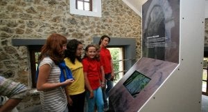 Un grupo de visitantes en el interior del centro de interpretación de la cueva de El Pindal. ::
ACEBAL/