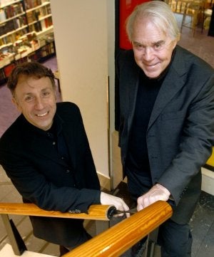 Los escritores americanos, ayer, en la librería Cervantes. :: MARIO ROJAS/