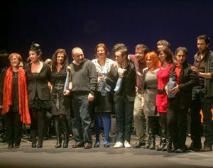 El elenco al completo de 'Almaelectra', con Carmen Gallo (izquierda), a la cabeza, subió a recoger el premio al Mejor espectáculo de 2009. ::
JOAQUÍN PAÑEDA/