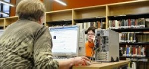 Unas usuarias utilizan los ordenadores disponibles en el equipamiento de El Fontán. :: JESÚS DÍAZ/