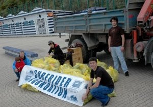 Varios voluntarios posan con parte de los detritus retirados de la playa de Los Quebrantos. ::
LVA/