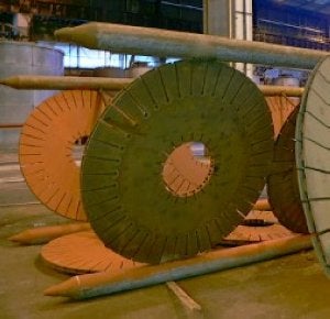 'Diversidad'. Barbán recicla las bases de los hornos de recocido continuo para una escultura que busca homenajear a la variedad de personas que trajo Ensidesa. :: LVA/