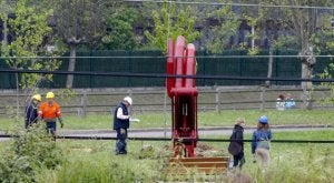 Operarios instalan ayer una de las piezas que compondrán la ruta del acero. ::
MARIETA/