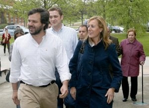 Nacho Uriarte y Pilar Fernández Pardo, ayer, en la avenida de El Llano. :: joaquin bilbao/