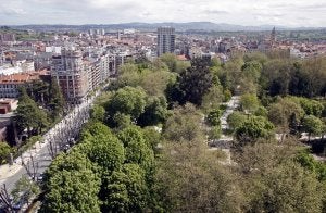 Vista aérea del Campo de San Francisco, donde se ve la avenida de Italia, antiguo paseo de Chamberí, el camino más viejo que cruza la arboleda . :: MARIO ROJAS/