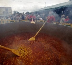 La marmitada, humeante, durante las fiestas del Bollu. ::
PETEIRO/