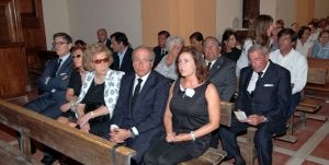 En primer término, la viuda de Luis Fernández-Vega, Teresa Sanz, y los dos hijos del matrimonio, Luis y Maite; en segunda fila, segundo por la derecha, el hermano del oftalmólogo, Álvaro Fernández-Vega, acompañado del resto de familiares, durante la homilía. :: PABLO NOSTI/