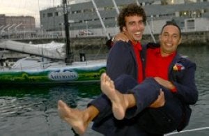 Francisco Palacio y Juan Merediz bromean con el velero al fondo. ::
JOAQUÍN BILBAO/