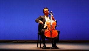 Yo-Yo Ma, anoche en el Teatro Palacio Valdés, durante la primera parte del concierto. Carlos Prieto salió tras el descanso, pero ya no se permitió captar imágenes. ::
ADRI
QUINTANA/
