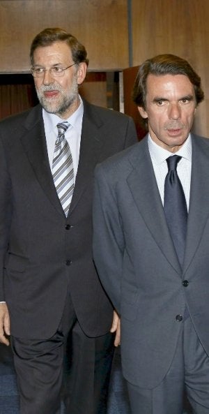 José María Aznar y Mariano Rajoy, momentos antes de comenzar la conferencia que ayer ofreció en Madrid el ex presidente. :: EFE/