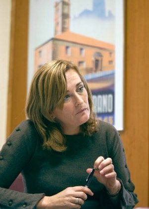 Covadonga Betegón en su despacho del Vicerrectorado de Extensión Universitaria. ::
MARIO ROJAS/