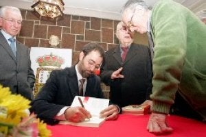 Damián Torrijos, firmando ejemplares de su libro. ::
J. M. PARDO/