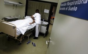 Un paciente es preparado para un estudio completo del sueño, en el Hospital Universitario Central de Asturias. :: MARIO ROJAS/