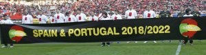 Los jugadores del Sporting muestran una pancarta de apoyo a la candidatura ibérica en los prolegómenos del partido ante la Real Sociedad del pasado domingo. :: JOAQUÍN BILBAO/