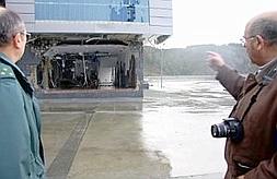 Luis Laria conversa con un oficial de la Guardia Civil ante las instalaciones del Museo del Calamar Gigante de Luarca, el pasado 9 de noviembre. :: I. GÓMEZ/