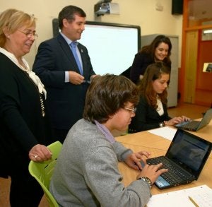 El consejero de Educación, Herminio Sastre, durante su visita al IES nº5 de Avilés. :: ADRI QUINTANA/