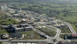 Vista aérea del nuevo barrio residencial de Nuevo Roces con la glorieta de acceso Oeste -a través de la carretera Carbonera- en primer término. ::
E. C./