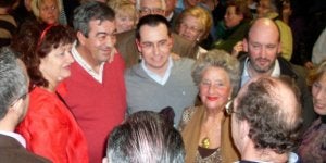 Cascos con dos de los concejales dimitidos del Ayuntamiento de Pola de Laviana. :: E. C./