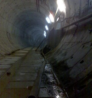 Interior del túnel de 3,9 kilómetros de longitud construido entre Bernueces y la plaza de la Estación del Norte. :: E. C./
