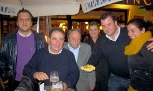 Javier Fernández, Paco 'Beleño', Diego Inchausti, Beatriz Garnung, Pedro Garnung y Rocío Bengoechea, en la terraza de El Vino del Inca./