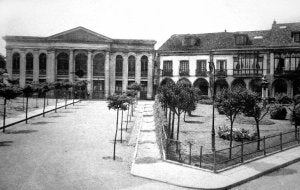 Busto de Juan de la Cruz en los jardines de la plaza de San Francisco (hoy de Álvarez Acebal). :: ARCHIVO NARDO VILLABOY/