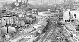La salida de la autopista Y partía paralela a las vías del ferrocarril y a las instalaciones de la fábrica de Moreda. :: E. C./