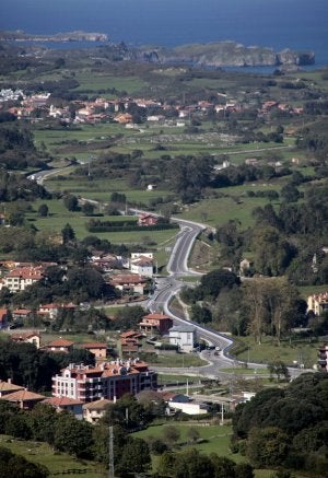 Paralización. Vista panorámica de la capital del municipio llanisco. :: NEL ACEBAL/