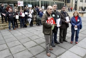 Los representantes de la concertada, ayer, durante la entrega de firmas. ::
MARIO ROJAS/