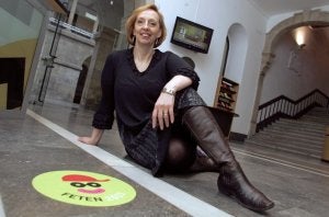Marián Osácar, sentada en el suelo del Centro de Cultura Antiguo Instituto, delante de una pegatina de Fetén. :: LUIS SEVILLA/