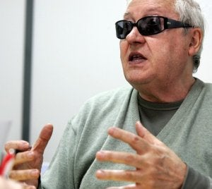 Vicente Santarúa, artista, en la redacción de LA VOZ DE AVILÉS. :: ADRI QUINTANA/