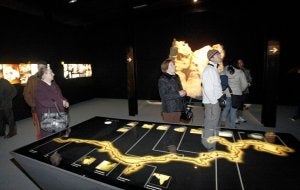 Uno de los primeros grupos que partició en las visitas guiadas del centro de interpretación escucha un audiovisual en una sala. :: ACEBAL/
