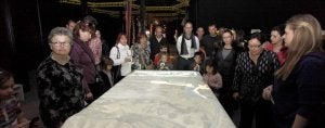 Un grupo de personas atiende a la explicación durante una visita guiada por el centro de interpretación de Tito Bustillo. ::
ACEBAL/
