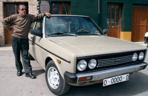 Jacinto Manuel Menéndez, con su coche, un imán para coleccionistas. :: P. G.-PUMARINO/