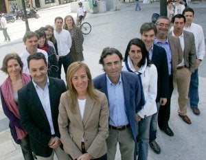 Pilar Fernández Pardo, con catorce de sus candidatos, ayer, en la plaza del Instituto. :: PURIFICACIÓN CITOULA/