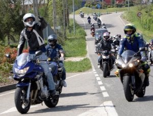 Miembros de la asociación subidos a la moto . ::
NOSTI/
