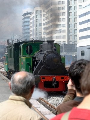 Visitantes del Museo del Ferrocarril contemplan el viaje de una de las máquinas de vapor ::
PIÑA/