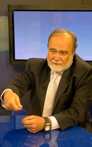 Julio Bobes, ayer, durante su intervención en Canal 10. :: N. E./