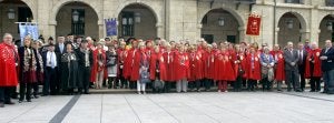 Los cofrades del Colesterol posaron ante el Ayuntamiento acompañados por los representantes de las demás cofradías gastronómicas que ayer acudieron a Avilés. :: SERGIO LÓPEZ/