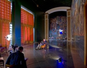 La sala de pinturas del teatro de la Universidad Laboral está siendo uno de los platós en los que se rueda el documental. ::
E. C./
