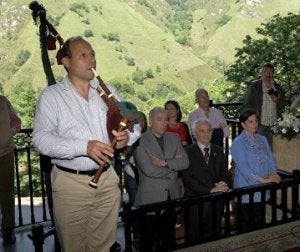 'El Pravianu', durante su actuación en la cueva. ::
J. PETEIRO/